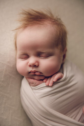 Close-up-portrait-of-newborn-by-Lifetime-Stories-Photography