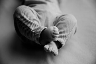 Detail-shoot-of-neborn-babys-feet-Lifetime-Stories-Photography