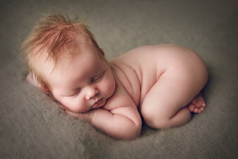 newborn-photography-Brisbane-Bum-up-pose-by-Lifetime-Stories-Photography